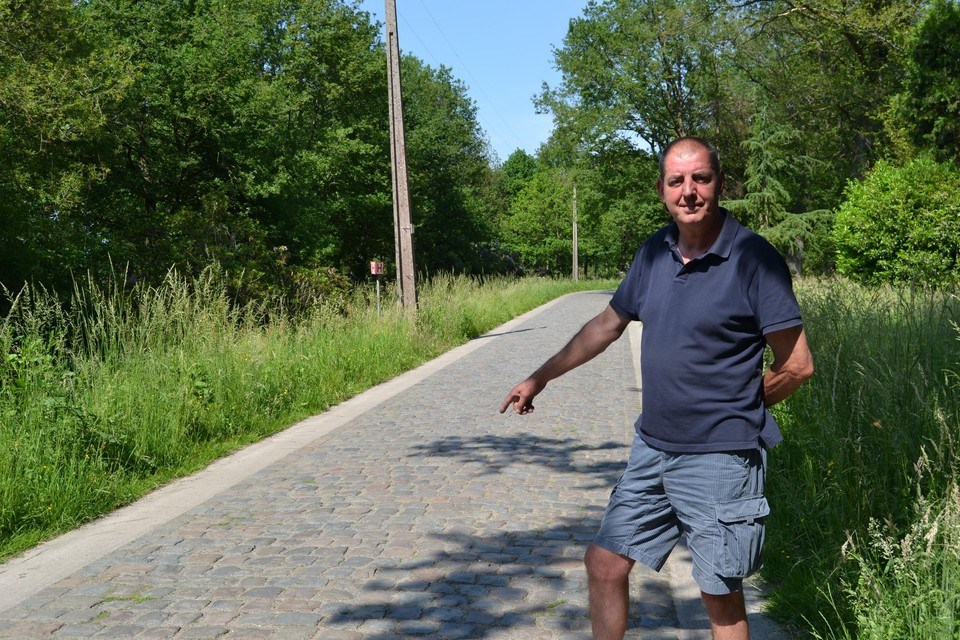 Dirk Dillen wijs naar de kasseistrook Bogaertsheide