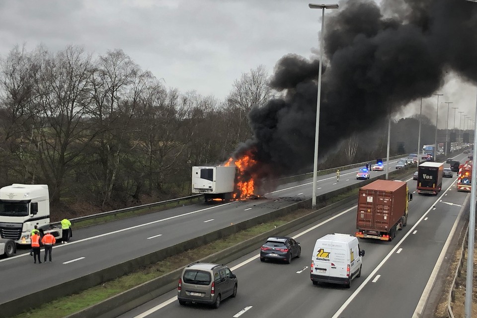 De chauffeur kon zijn trekker op tijd in veiligheid brengen.
