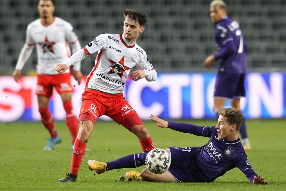 Jannes Van Hecke in duel met Yari Verschaeren.