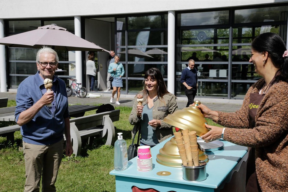 Gedeputeerden Jan De Haes en Mireille Colson genieten in PIME van een ijsje. 