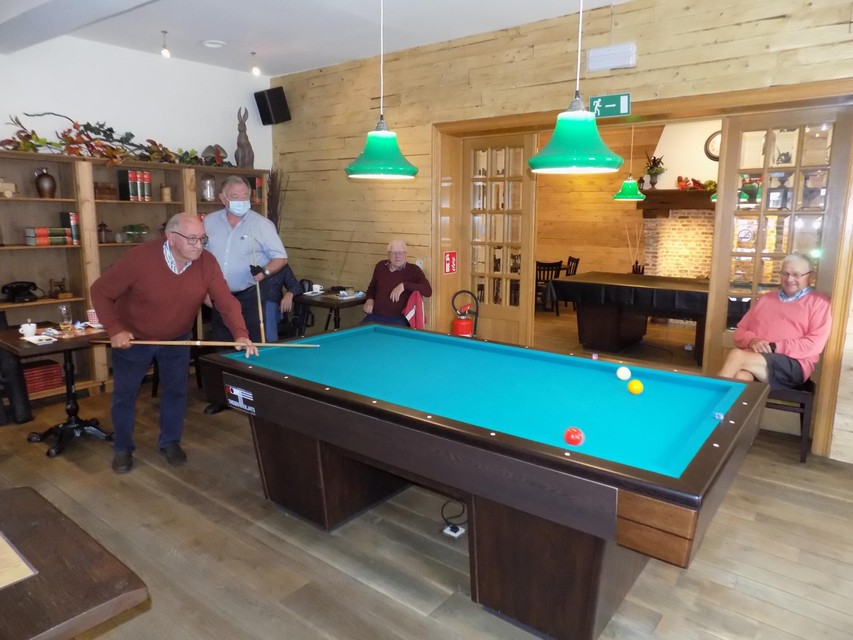 De biljarters zijn meteen van de partij in het vernieuwde café De Valk in Kasterlee.