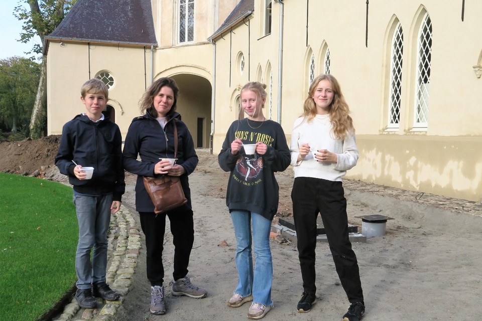 Een enthousiaste Leen Mertens, zoon Vic, dochter Stien en vriendinnetje Elise. “Wij genieten hoor: van de dag en de pompoensoep.”