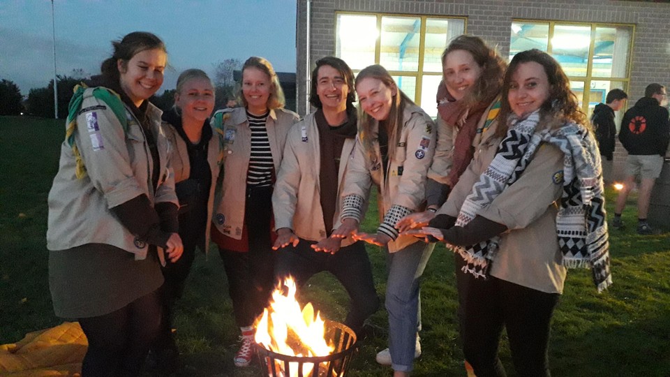 Scoutsleiding Akabe Rafiki uit Sint-Job ging in op de uitnodiging van Chiro Brecht en kwam er ontbijten en even opwarmen aan een vuurtje.