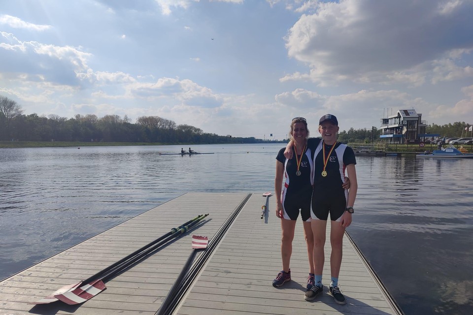 Lore Helsen Goud in skiff U19 en Heidi Van der Weehe Brons in Skiff seniors met de medailles.