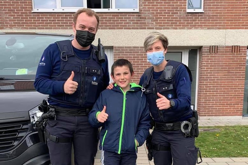 Lucas kreeg na zijn hulp een ritje in de combi aangeboden en ontving ook enkele geschenkjes van de politie.