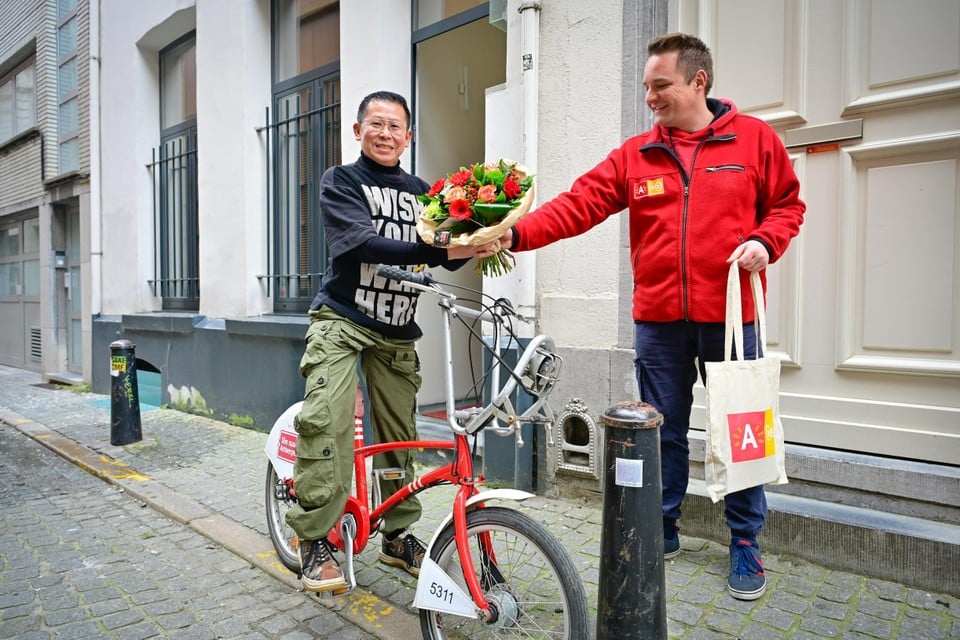 Stijn Coenen van Velo zet recordhouder Biba in de bloemetjes.