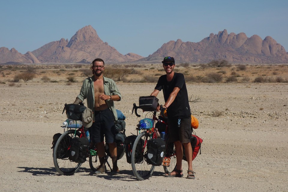 Koen Verstappen en Jelle Adams bij de Spitzkoppe, een Namibische trekpleister. 