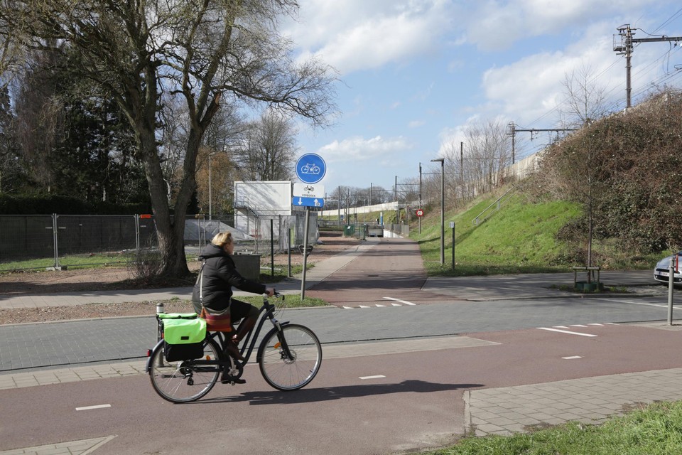 Het nieuwe stuk fietsring geeft aansluiting op de fietsostrade en de fiets-en voetgangerstunnel onder het spoor.