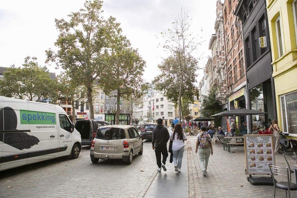 Het De Coninckplein langs de zijde van koffiebar Viggo’s en café Kiebooms.