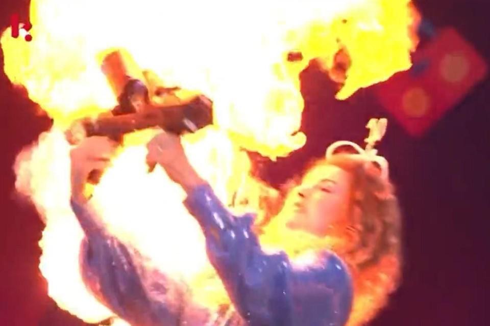 Maureen lanceert een vlammenwerper, met grote gevolgen.