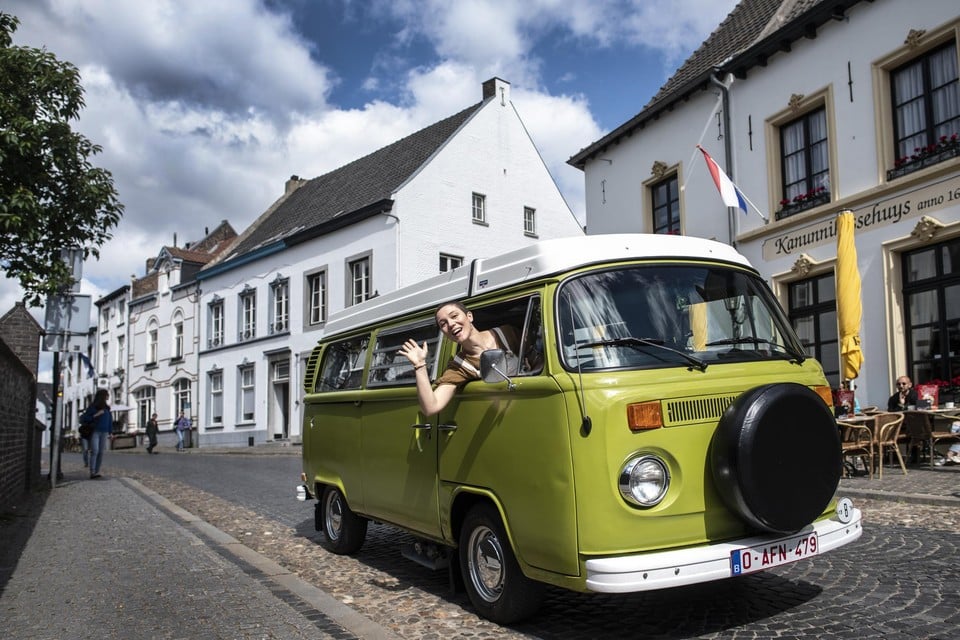 Patrick, Karen en Roos flaneren met bus Billie in het Nederlandse stadje Thorn.