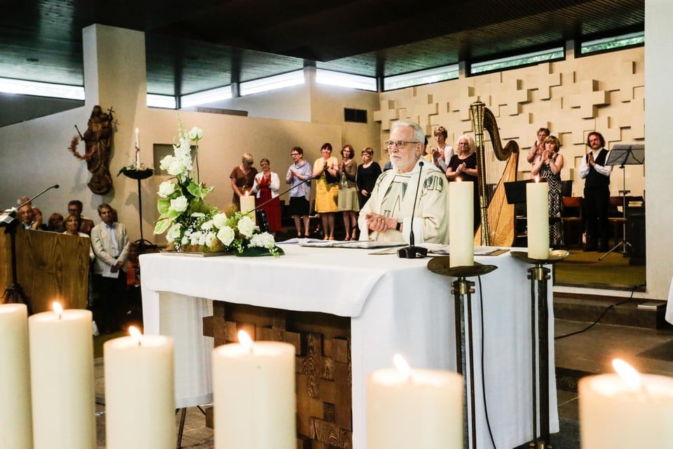 Pater Marc Christiaens neemt afscheid van een volle Witte Kerk en de bijhorende warme parochiegemeenschap.  