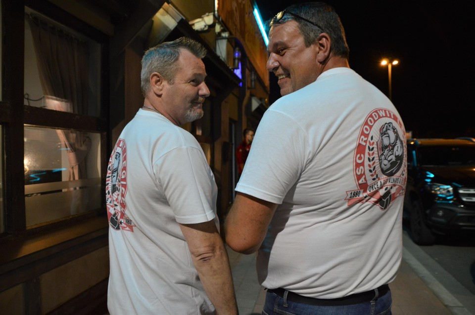 François Looytens en Rudi Bru met hun supportersshirts.