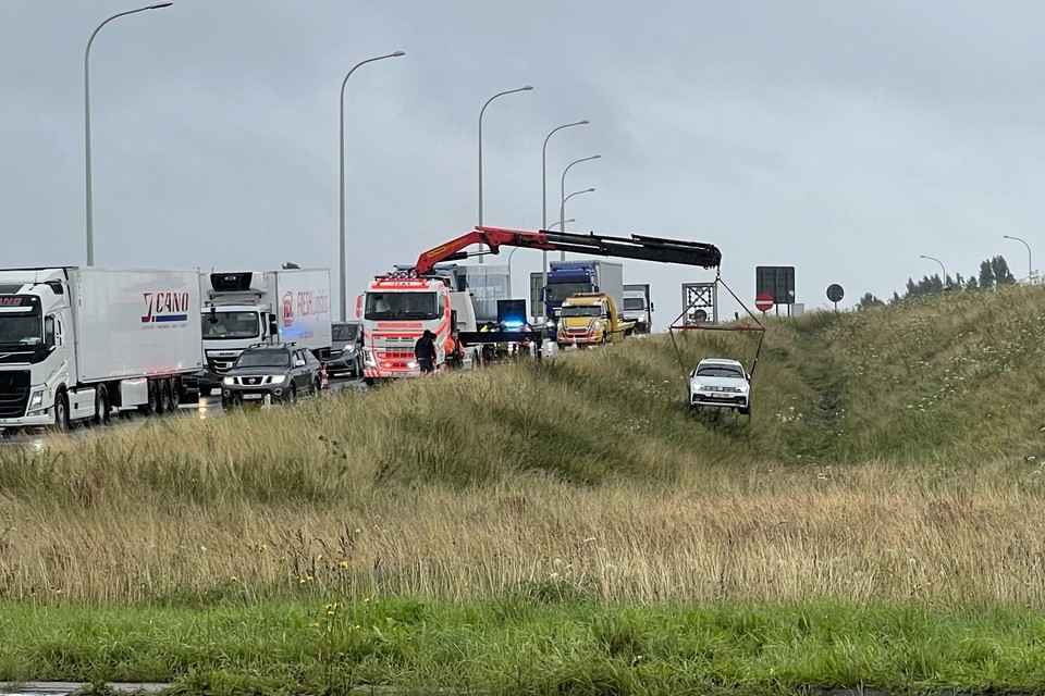 De wagen werd uit de berm getakeld. 