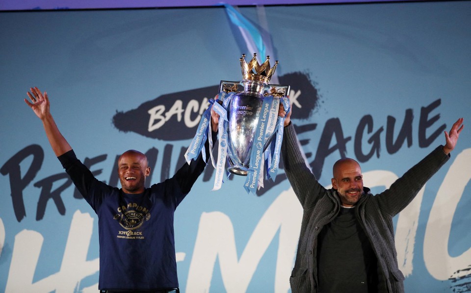 Vincent Kompany en Pep Guardiola in 2019 na FA Cup-winst.