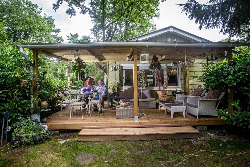 Toen Jeanine en Willy het chalet kochten, was alles in orde, enkel het terras werd nog overdekt en de keuken (links) vernieuwd. In hun kleine paradijsje doen ze inspiratie op voor hun kunst.