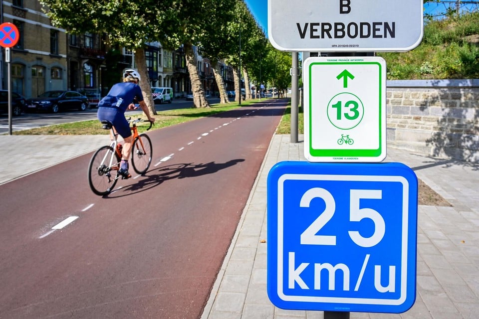 Onder meer aan het fietspad hier aan de Stanleystraat in Berchem bracht de stad dit signalisatiebord aan. 