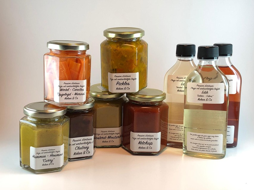 Potjes met ingemaakte groenten, sauzen en vinaigrettes.