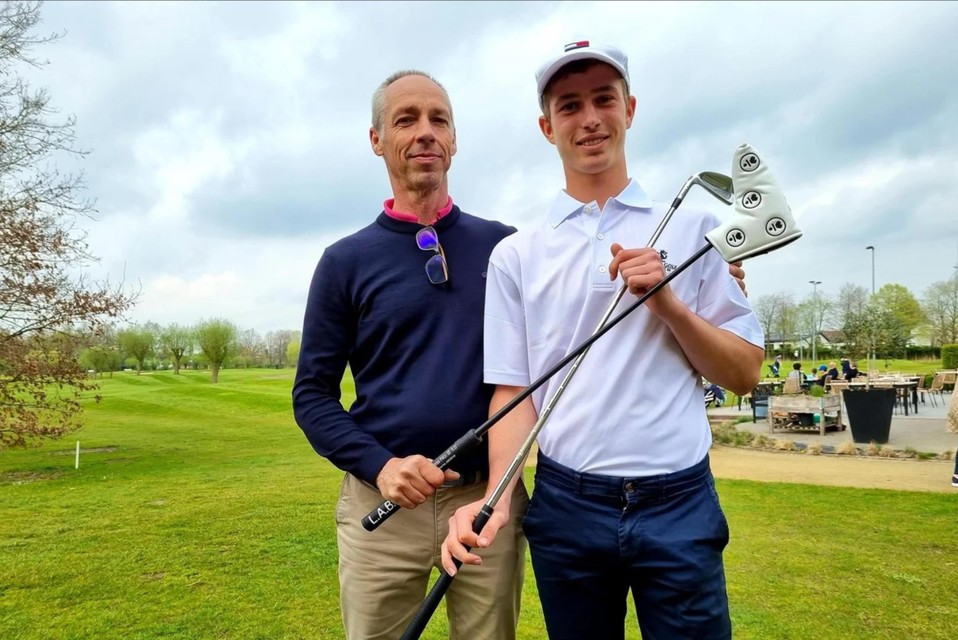 Jules op het terrein van Dragon Golf in Bornem, met zijn coach Bart Van Roost. 