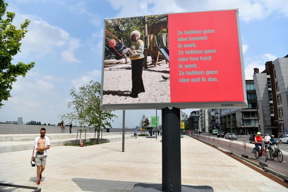 De kunstwerken van Ken Lum blijven de hele zomer op de heraangelegde Cockerillkaai staan.