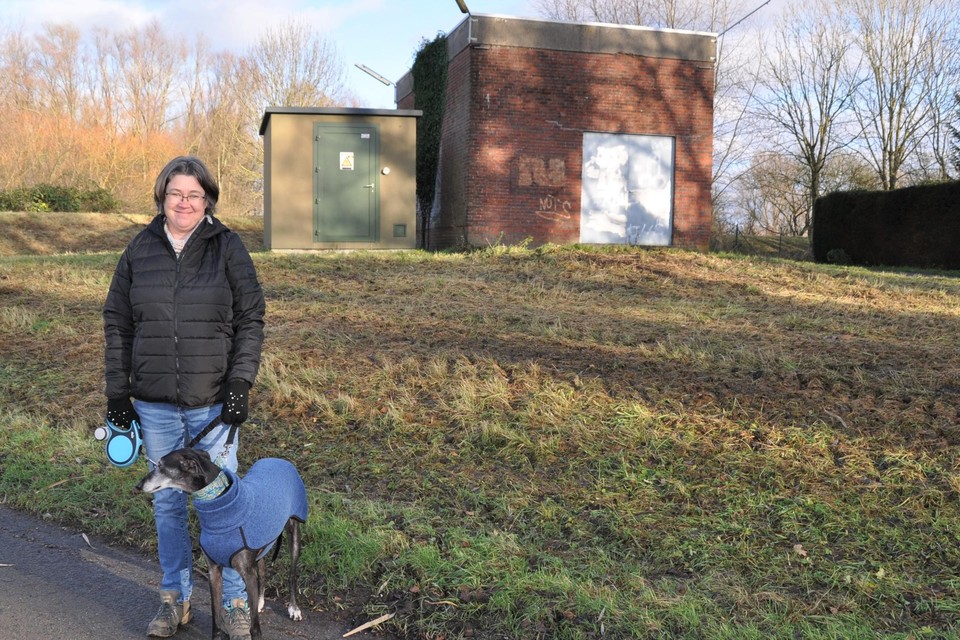 De brug komt aan het pompgemaal langs de Durme. Hilde De Brabandt wandelt er bijna dagelijks met hond Indy en is blij met de komst van de brug.