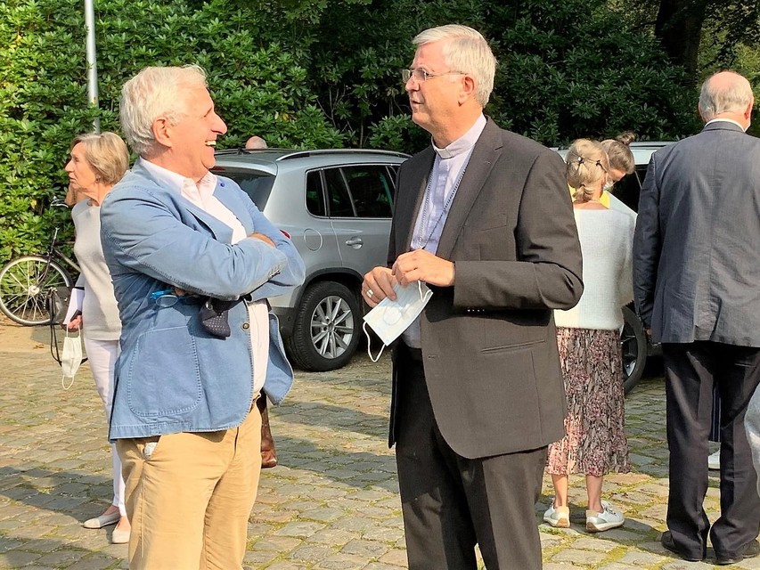 Bisschop Bonny praatte met de gelovigen.