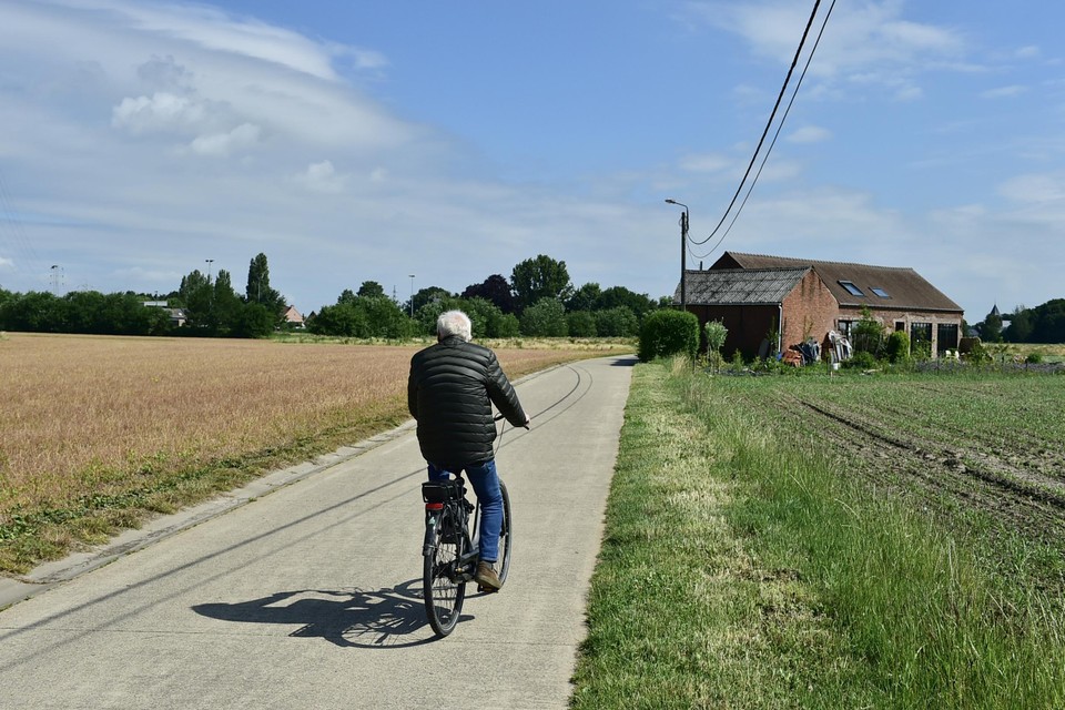 De Kooterweg. Vandaag nog beton, volgend jaar een zandweg voor fietsers en landbouwers. 