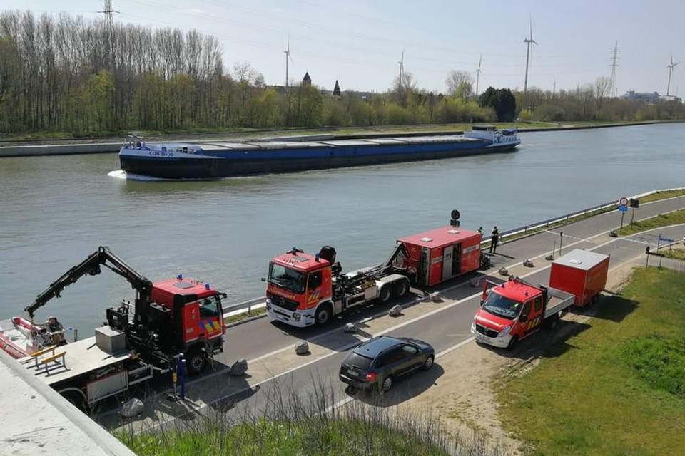 De grootschalige zoekactie aan het Albertkanaal in Geel-Stelen. Twee maanden later werd de bromfiets gevonden waarmee de verdachten vluchtten.