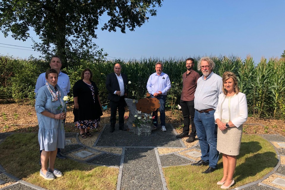Burgemeester Bart Craane en het voltallige schepencollege staan met twee medewerkers van de gemeente bij de gloednieuwe hartjesweide aan de begraafplaats Heiakker in Vlimmeren. Op elke begraafplaats in Beerse is er ruimte voor overleden ongeboren kindjes.