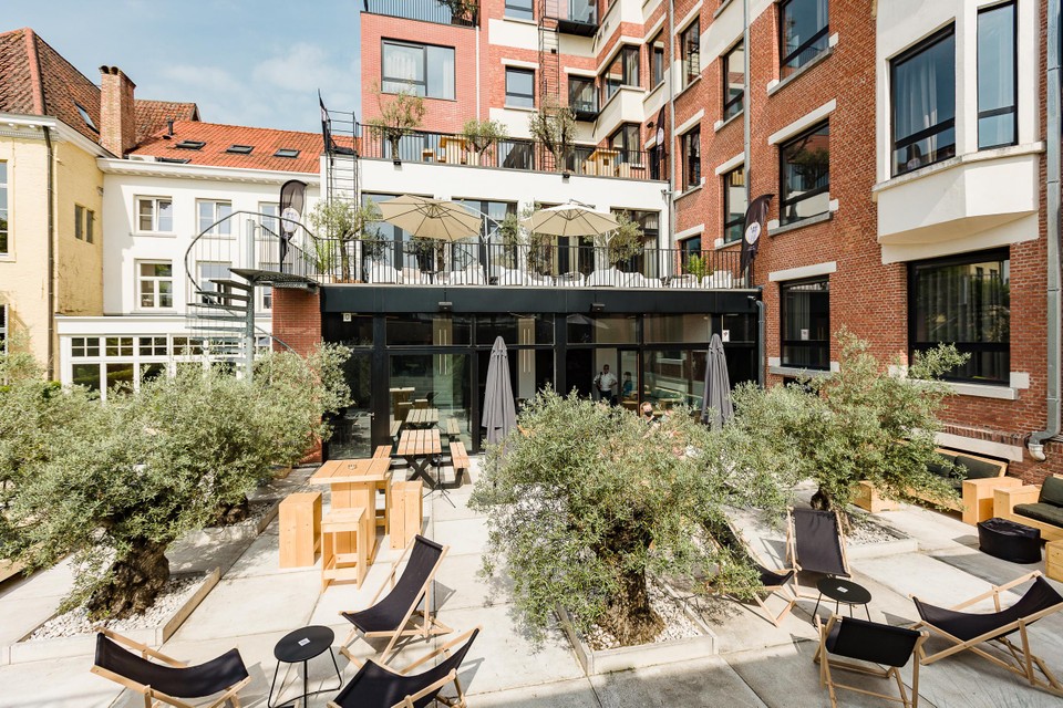 De zomerbar beslaat maar liefst drie verdiepingen van het hotel.