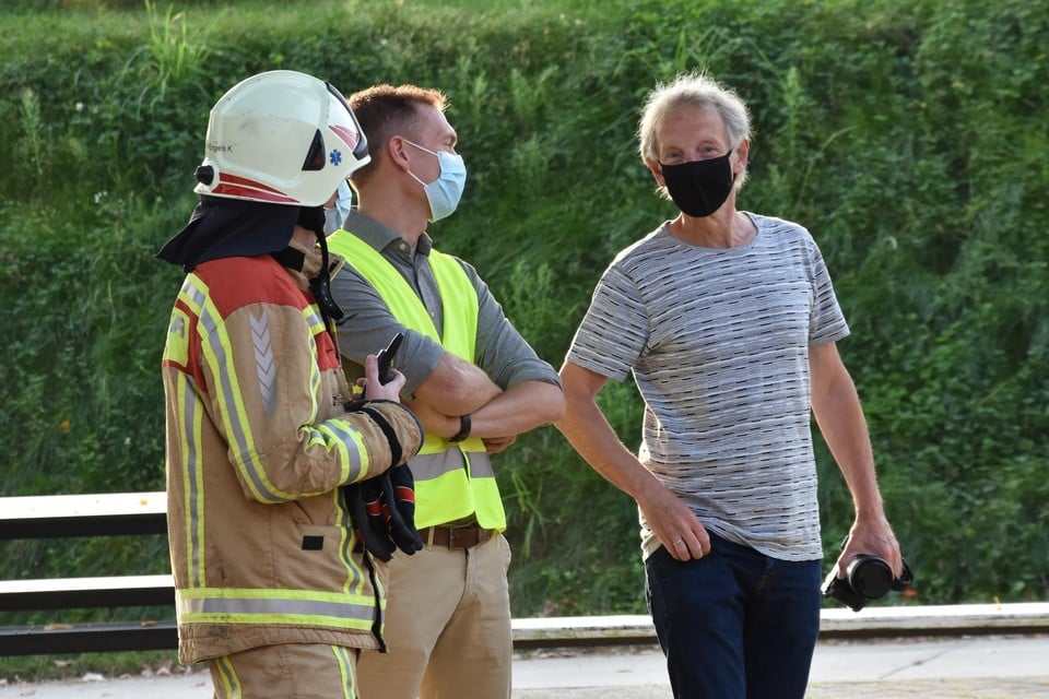Overleg tussen brandweerkapitein Kris Engels, directeur Tom Sas, preventieadviseur Freddy Hertog (rechts).