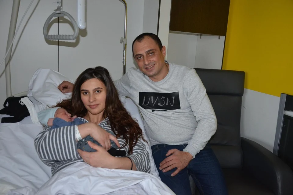 A happy family met their newborn baby Aram in Sint-Niklaas. 