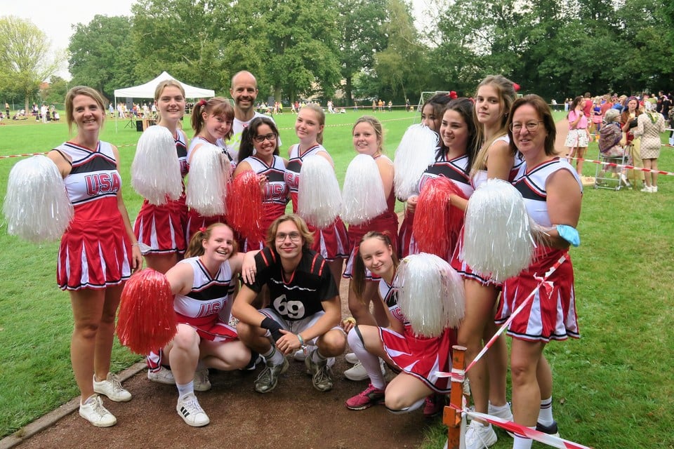 De winnende cheerleaders van 5 en 6 Verzorging met hun eveneens verklede leerkrachten Liesbeth Van Camp en Veerle Veron en op de achtergrond sportleerkracht Steven Gys.