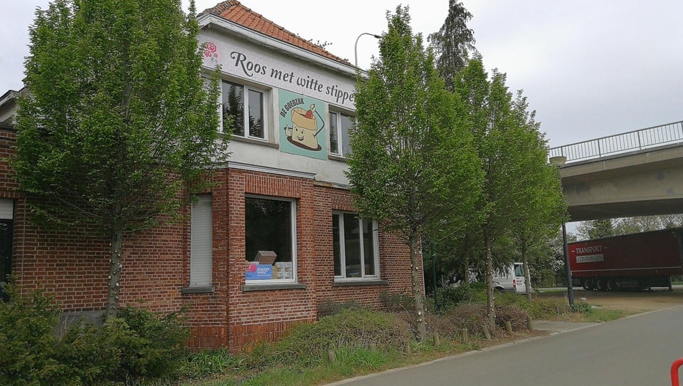 In de conciërgewoning opent in samenwerking met Roos Met Witte Stippen en De Goedzak een duurzaam pop-upwinkeltje.