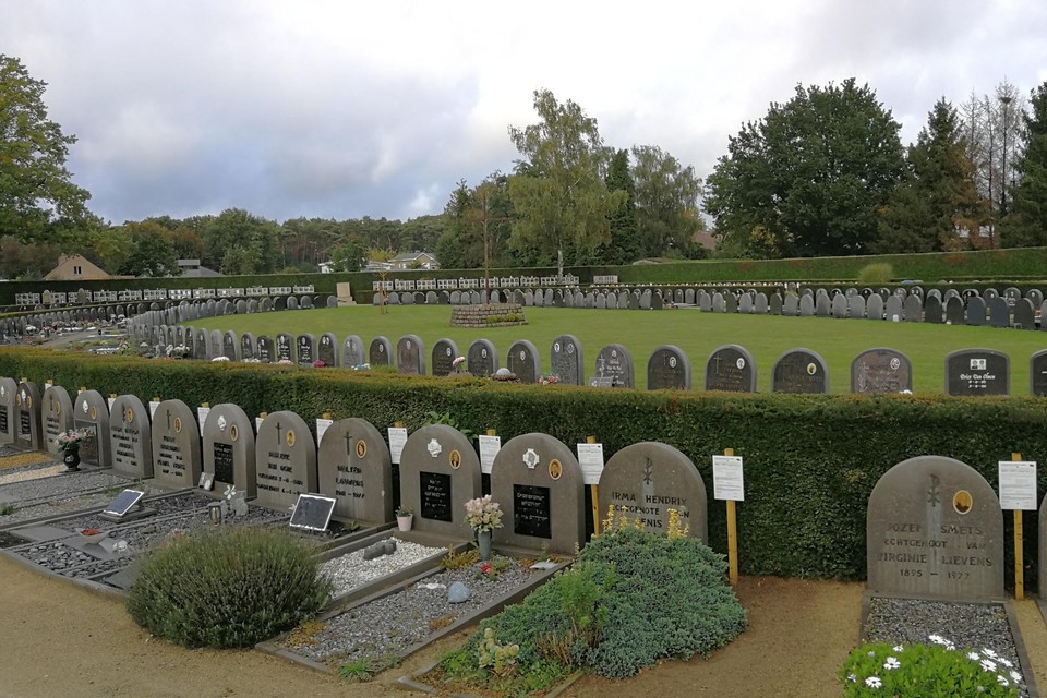 De bordjes die bij de graven waren geplaatst die zouden moeten verdwijnen, zoals hier op de begraafplaats in Noorderwijk, zijn intussen weer weggehaald.