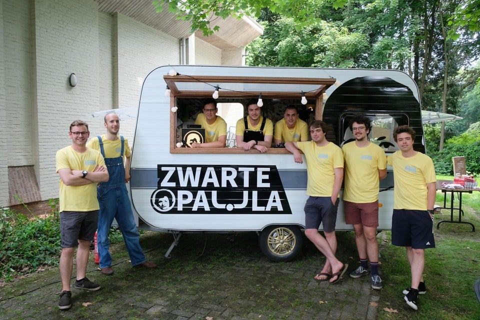 Jannes De Cuyper (uiterst links) met de rest van het bestuur van Zwarte Paula.
