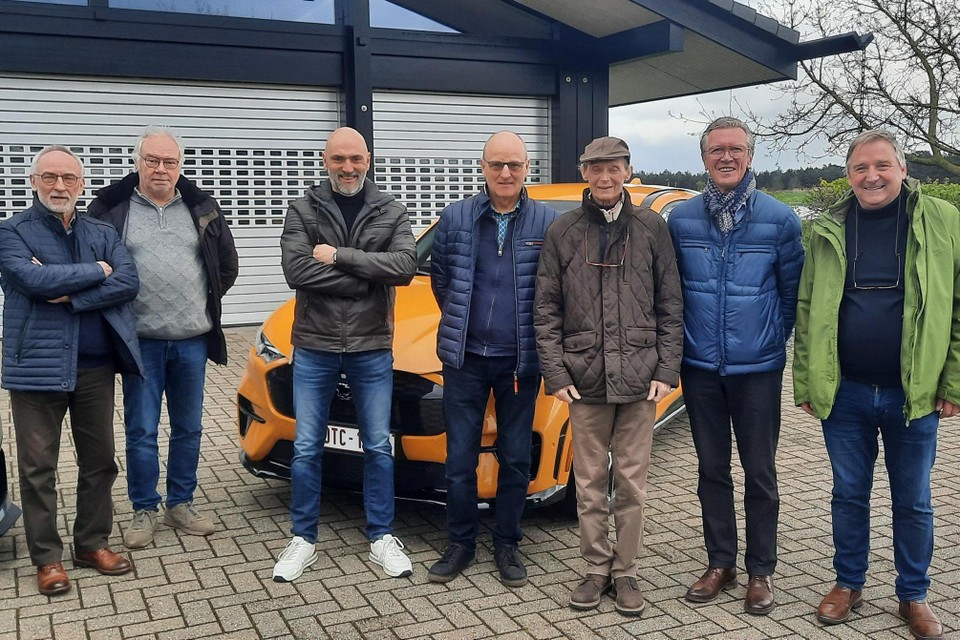 Oud-leerling Rik Pauwels (derde van links) met de zes gepensioneerde leerkrachten Automechanica die op zijn uitnodiging ingingen.