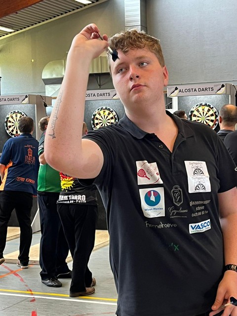 Kenji Rongé op het BK Darts. 