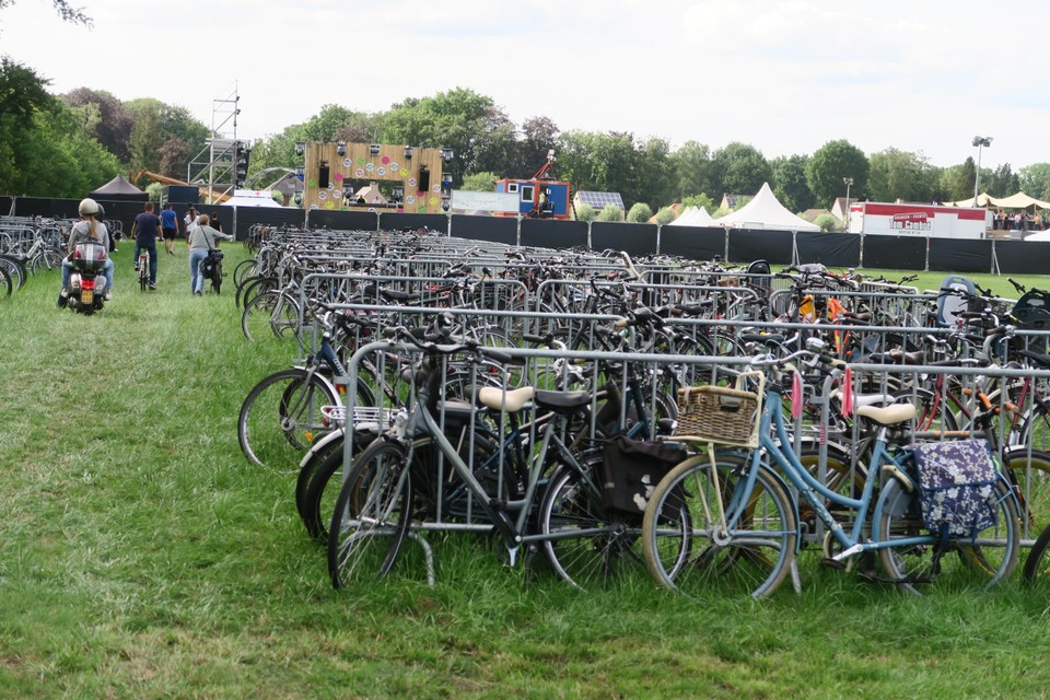 Veel festivalgangers kwamen met de fiets naar de nieuwe festivalweide.