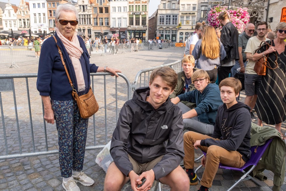 Lisette met haar jonge helden Joren, Warre, Rune en Joren die voor haar een plekje hadden gehouden.