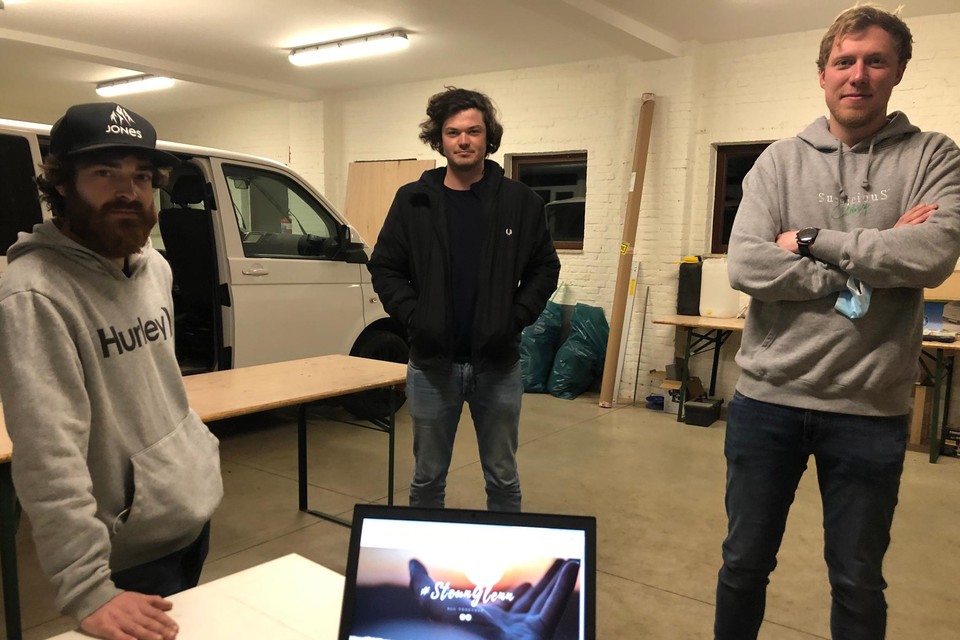 Ben Bogaerts, Jeffrey Heylen en Sam Stickens uit Lille zetten als vrienden van Glenn Smolderen mee hun schouders onder de actie Steun Glenn.