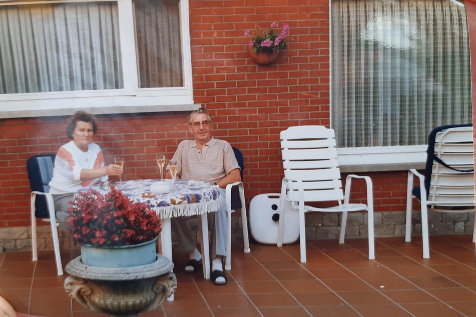 Frieda Jewitsch en haar man Leon Verheyen indertijd op het terras van hun huis in Schilde.  