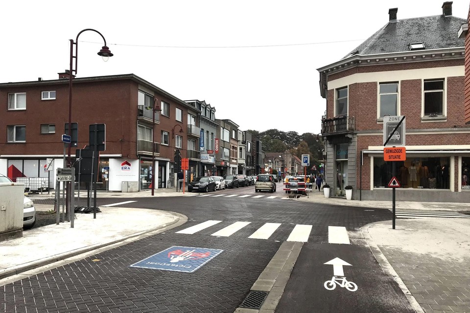 Het kruispunt Heuvelstraat - Jan Frans Willemsstraat werd duidelijker voor de fietsers.
