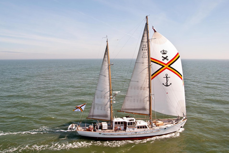 De Zenobe Gramme met zijn spinnakerzeil (bolzeil vooraan) in de marinekleuren.