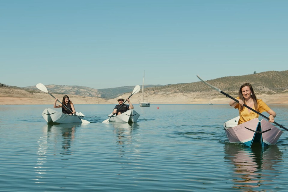 De opvouwbare kano’s zijn comfortabel en stabiel op het water. 