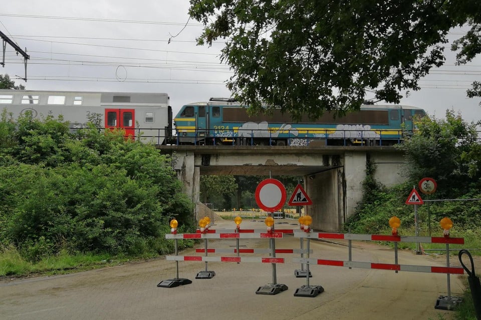 Het spoorviaduct van Wolfstee is de komende zes maanden afgesloten voor alle verkeer, behalve voor treinen. 