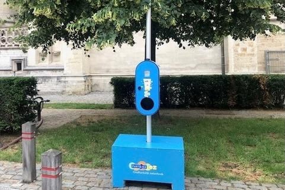 Een van de zonnecrèmepalen aan de Sint-Romboutskathedraal.