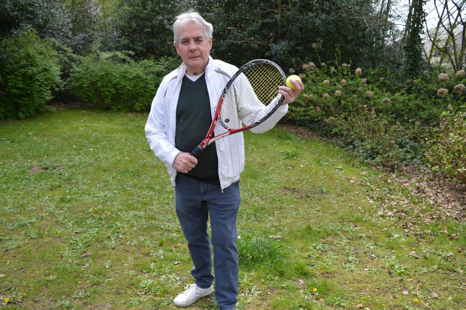 Joop Veringmeier (82) is uitgesloten van de tennisclub waar hij al 25 jaar balletjes sloeg, omdat hij zich verzette tegen enkele nieuwe regels. 