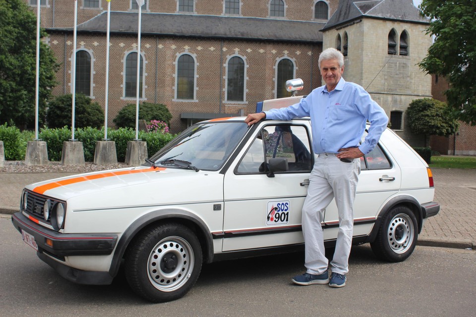 Ronny heeft op straat veel bekijks met zijn oude rijkswacht Golf GTI
