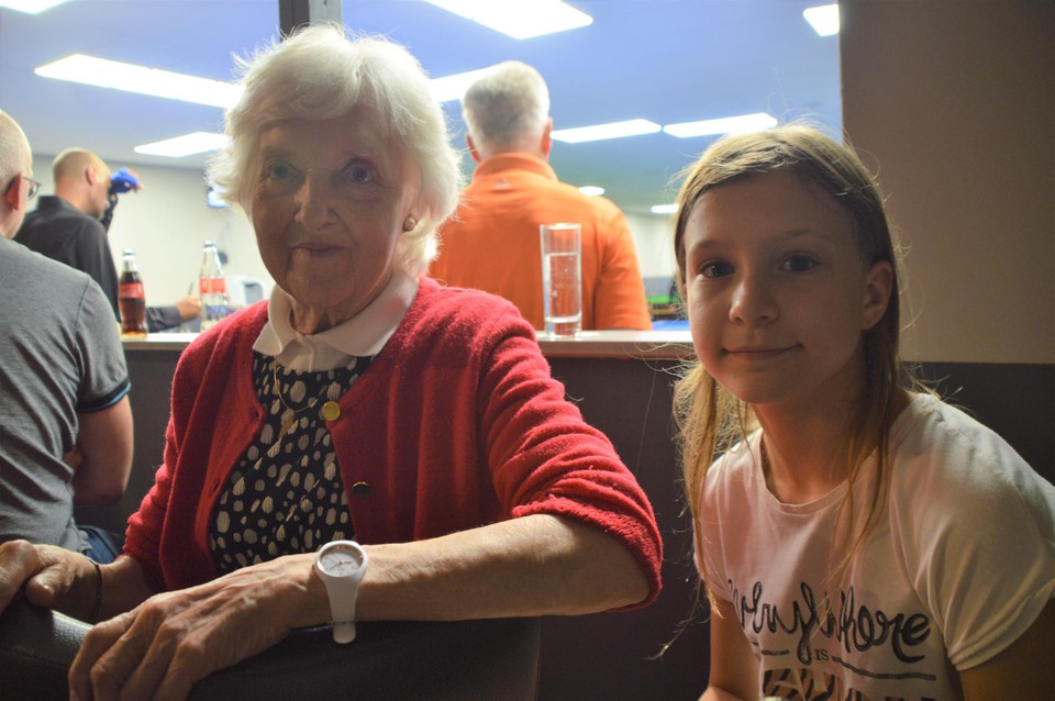 Amelia ‘Germaine’ Zagers samen met haar kleindochter Amelia (11) Janssen. Beiden kwamen supporteren voor respectievelijk zoon en papa.